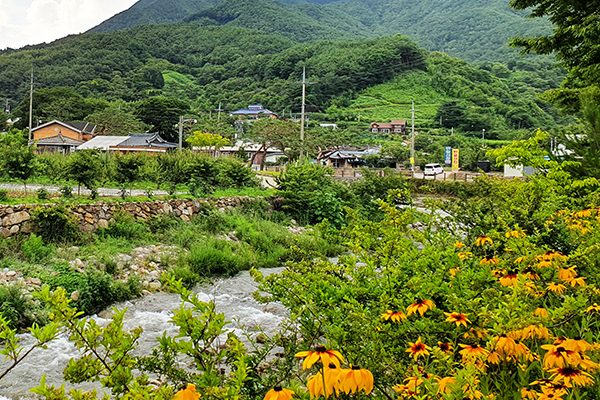 '산달뱅이 마을' 방문을 환영합니다!<br />
도심과 가까운 휴식공간 '산달뱅이 마을'이 여러분을 기다리고 있습니다.